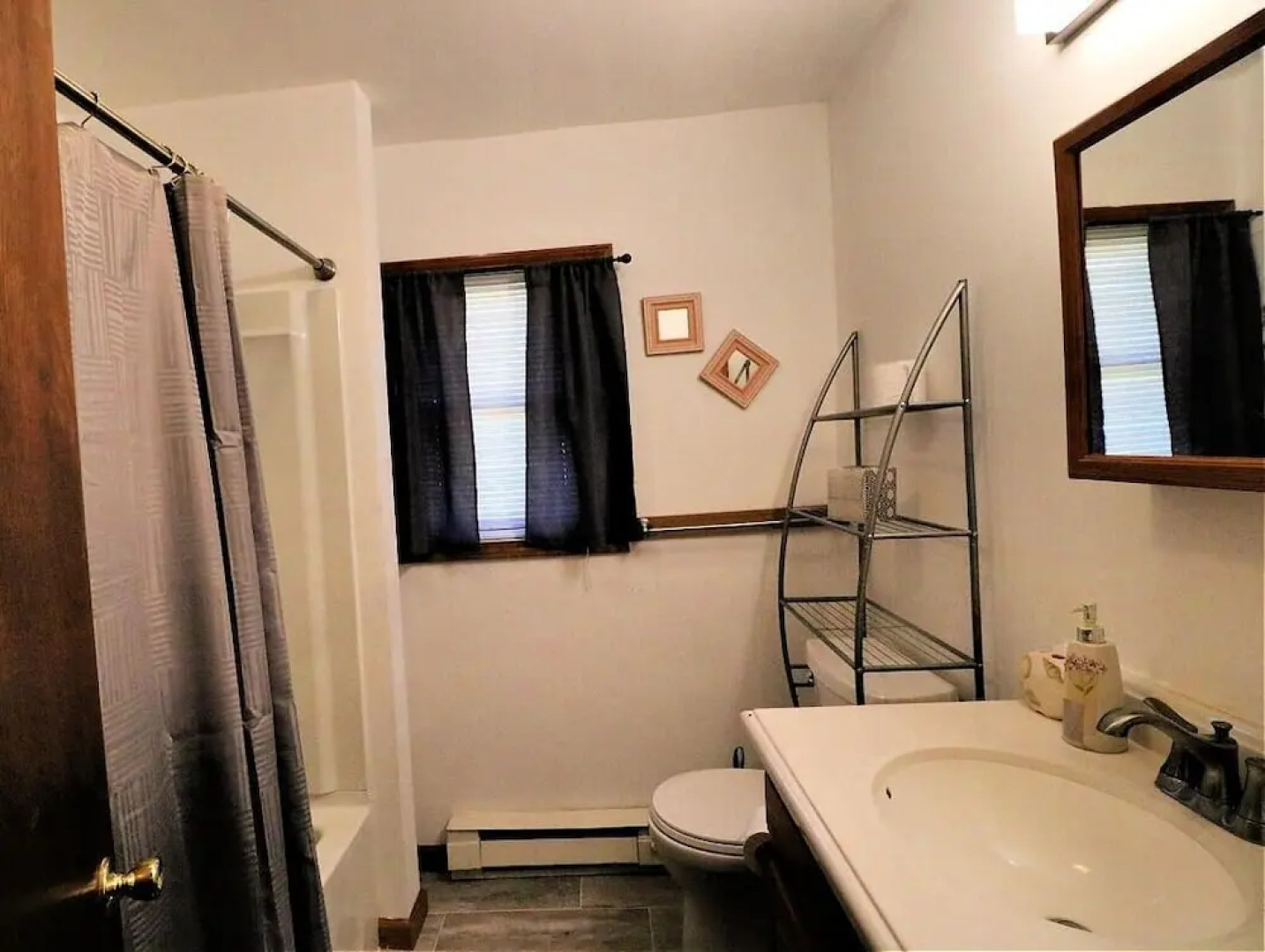 1 Maple Avenue 2 Bedroom Home by Redawning