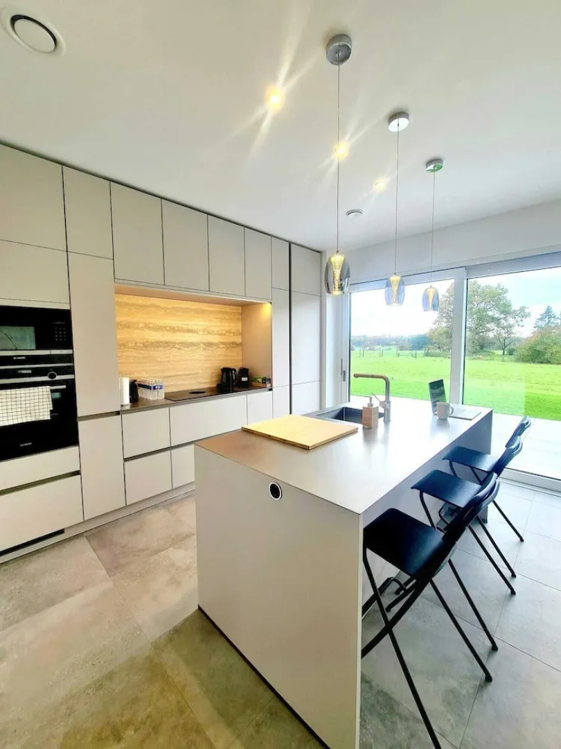 Spacious & Luxurious 5 bedrooms House