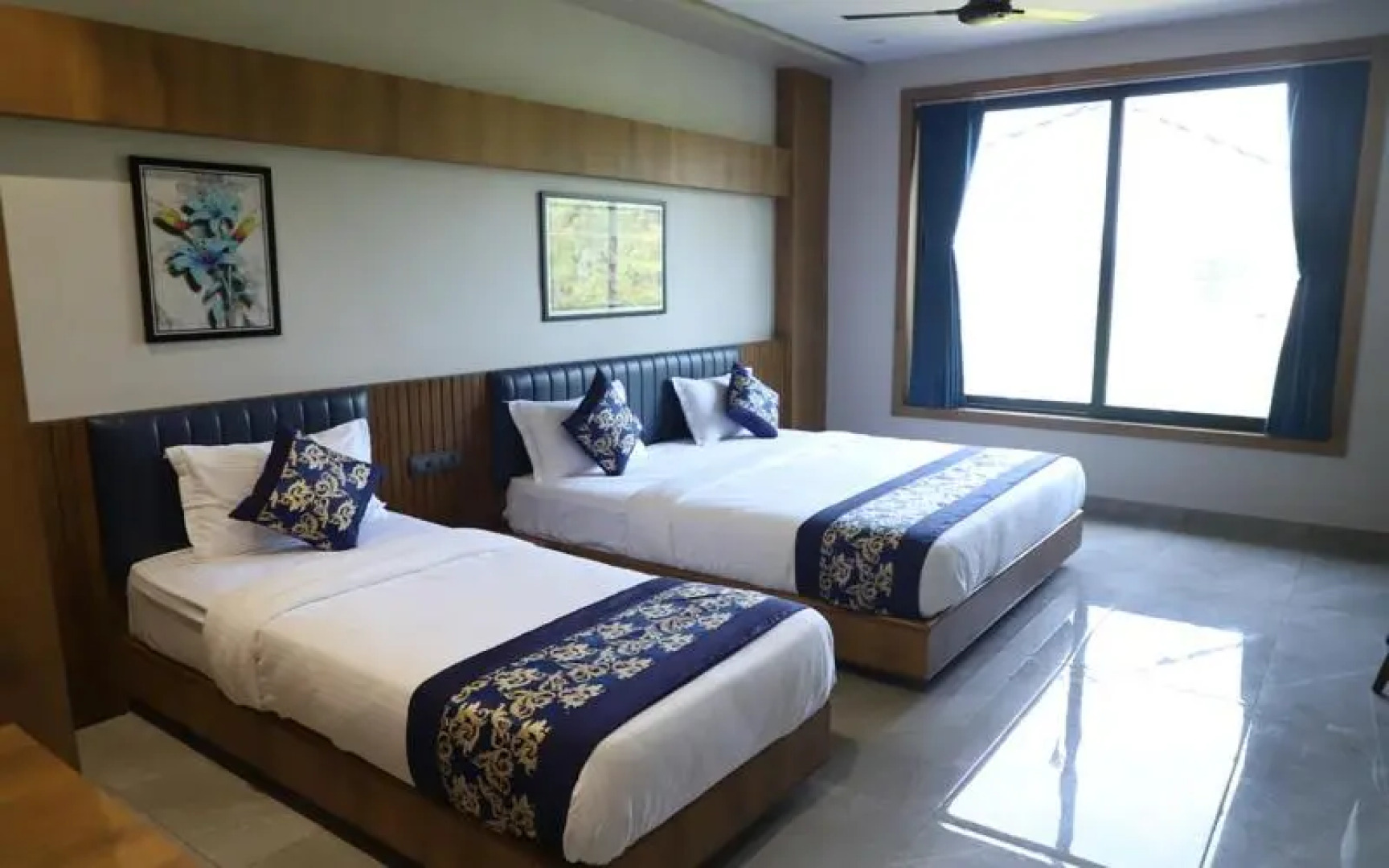 Hotel Maple Tree Inn