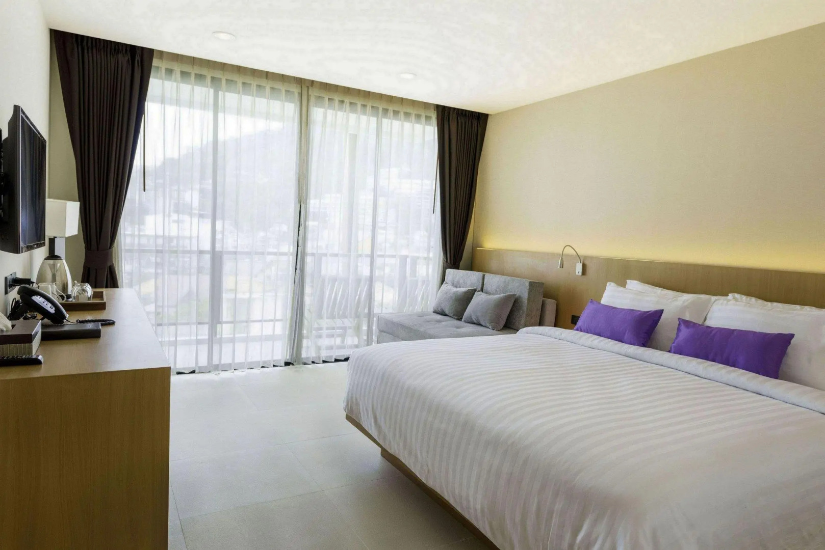 Отель The Lunar Patong