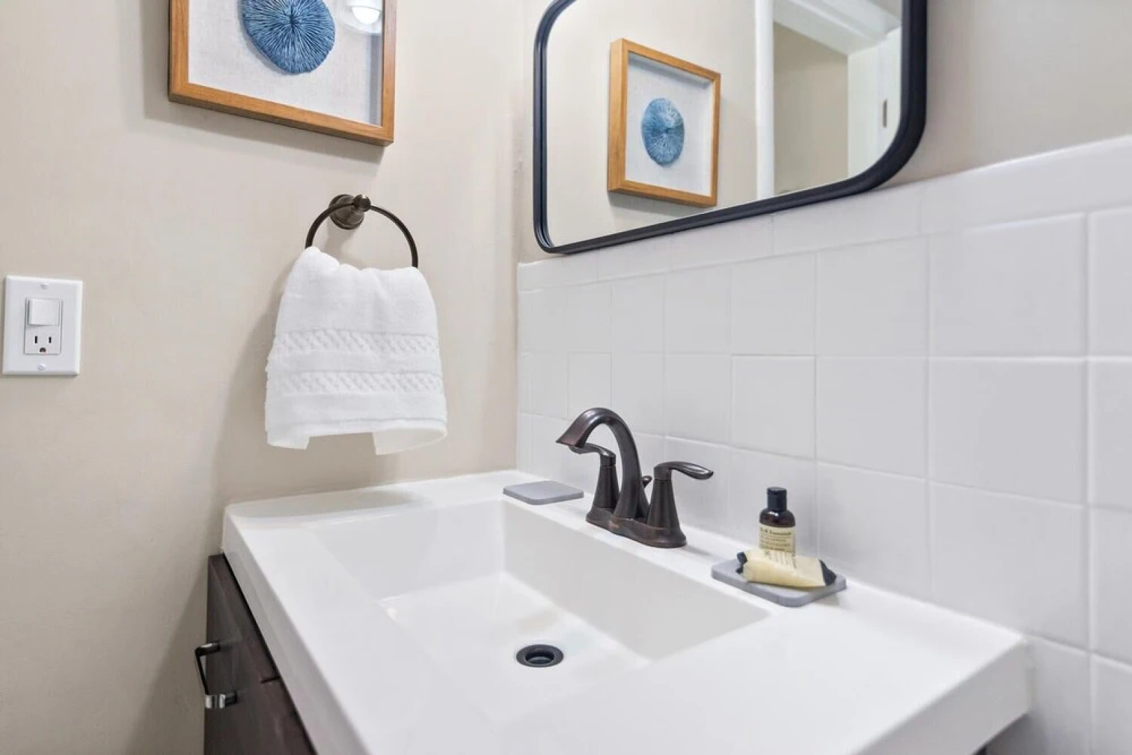 King /Queen Bed Mins from beach. Perfect get-away!