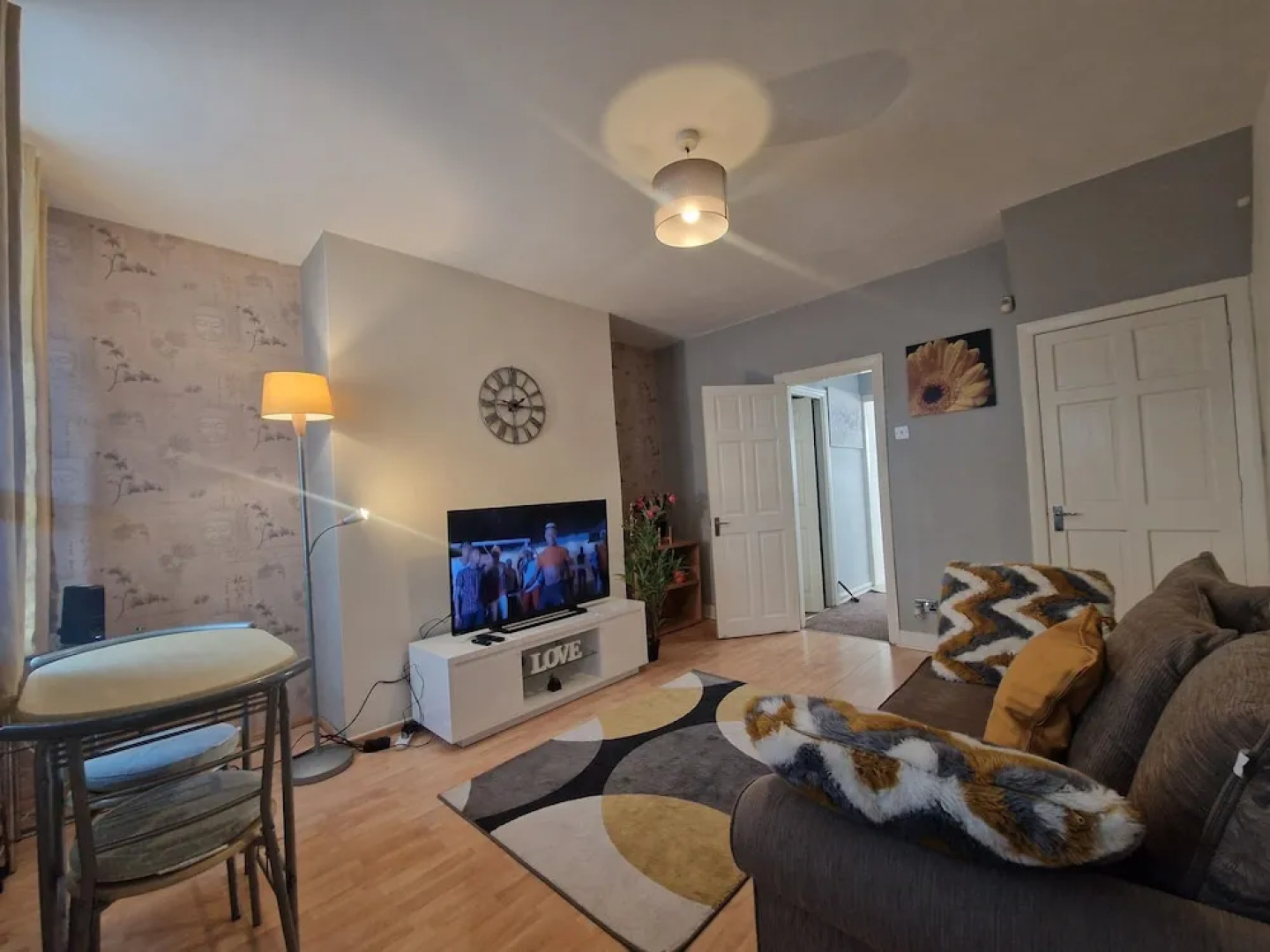 House - Sleeps 4 - Garden - Parking