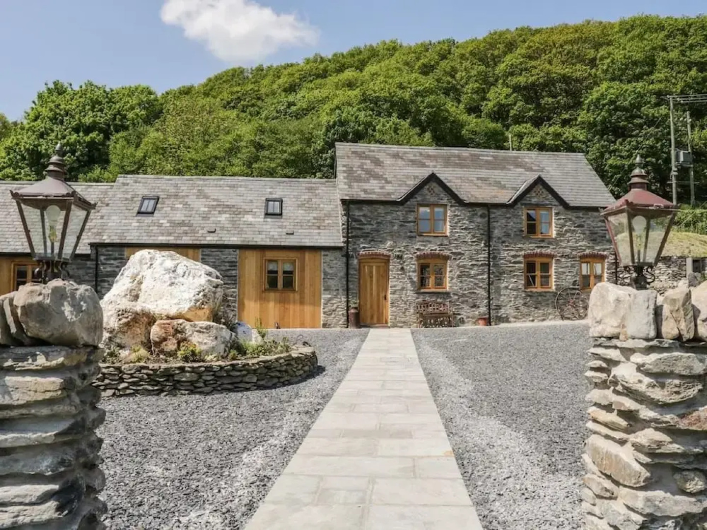 Cosy Barn - Sleeps 8, Hot Tub & Countryside Views
