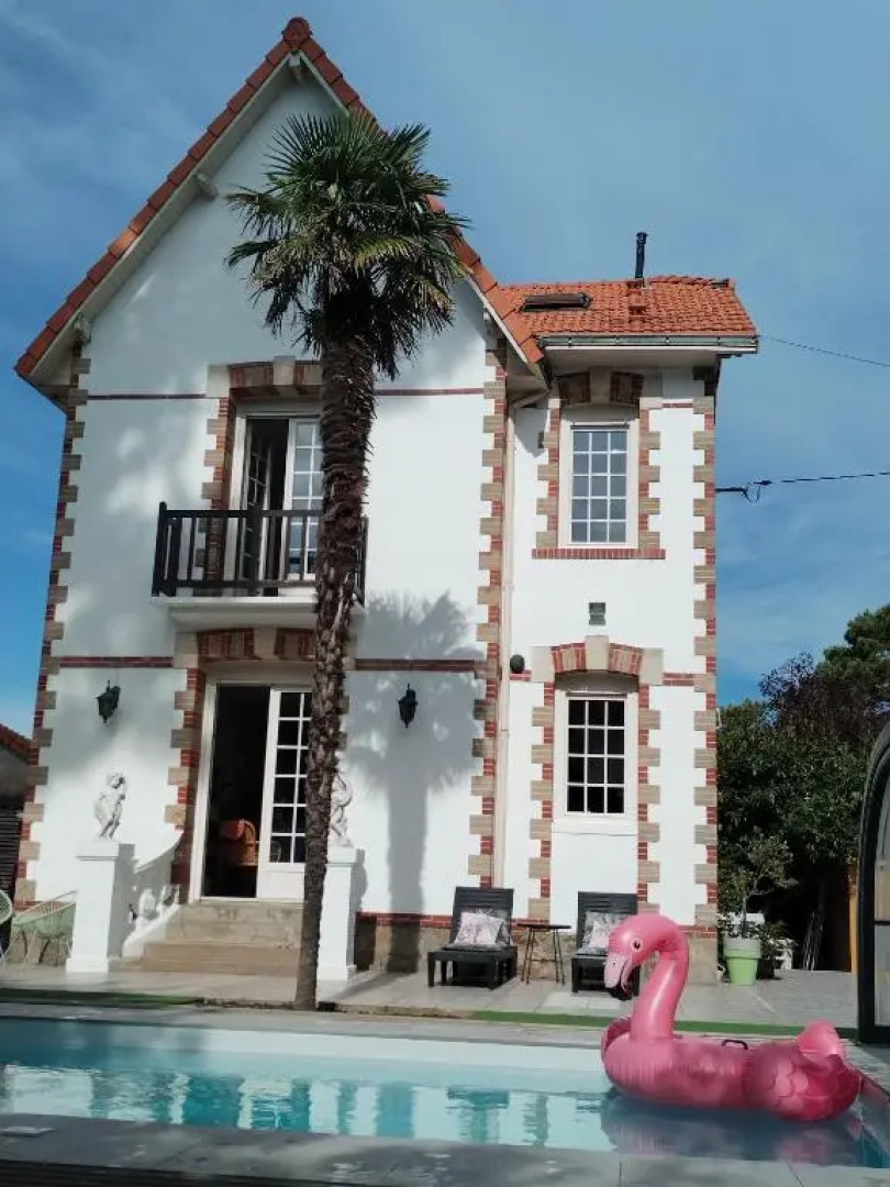 Villa bord de mer avec piscine couverte, bain nordique, salle de jeux.