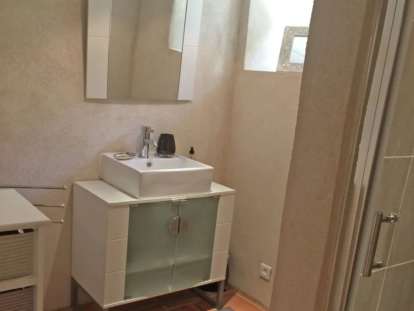 2 Tastefully Furnished Gites With Private Pool, 1km From Faucon