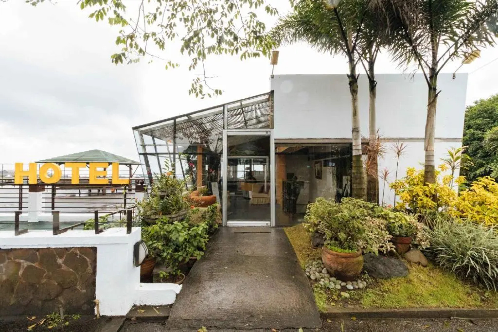 RedDoorz Plus @ The Ridge Tagaytay City