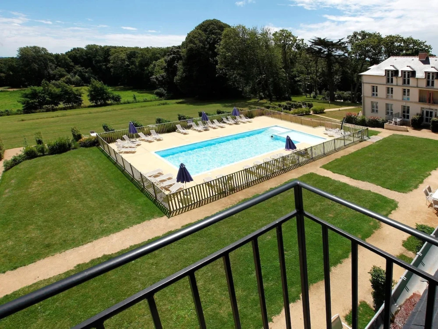 Snug Apartment in a 17th Century Castle in a Breton Village