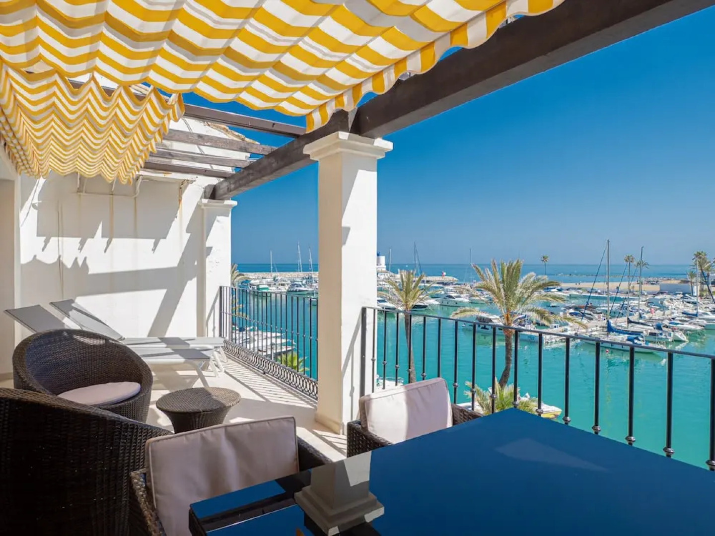 Beautiful Duquesa Harbour apt 2001