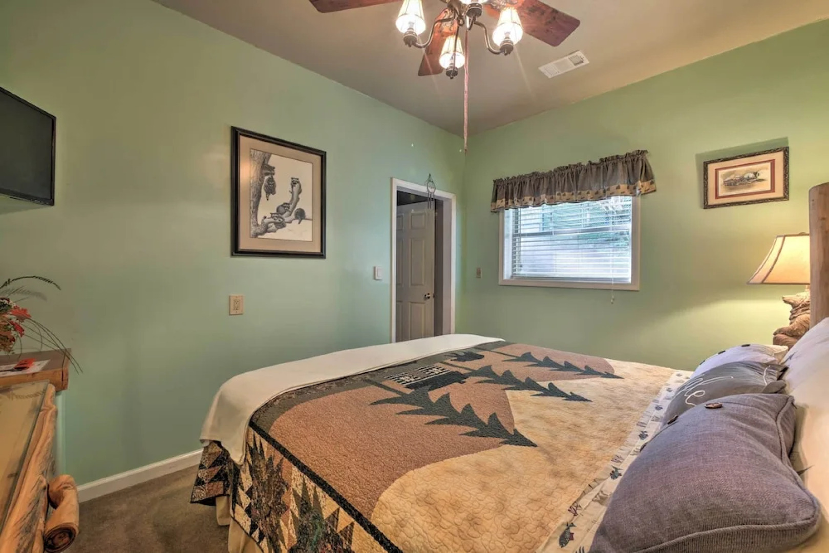 Tenn River Cabin w/ Hot Tub - 10 Mi to Chattanooga