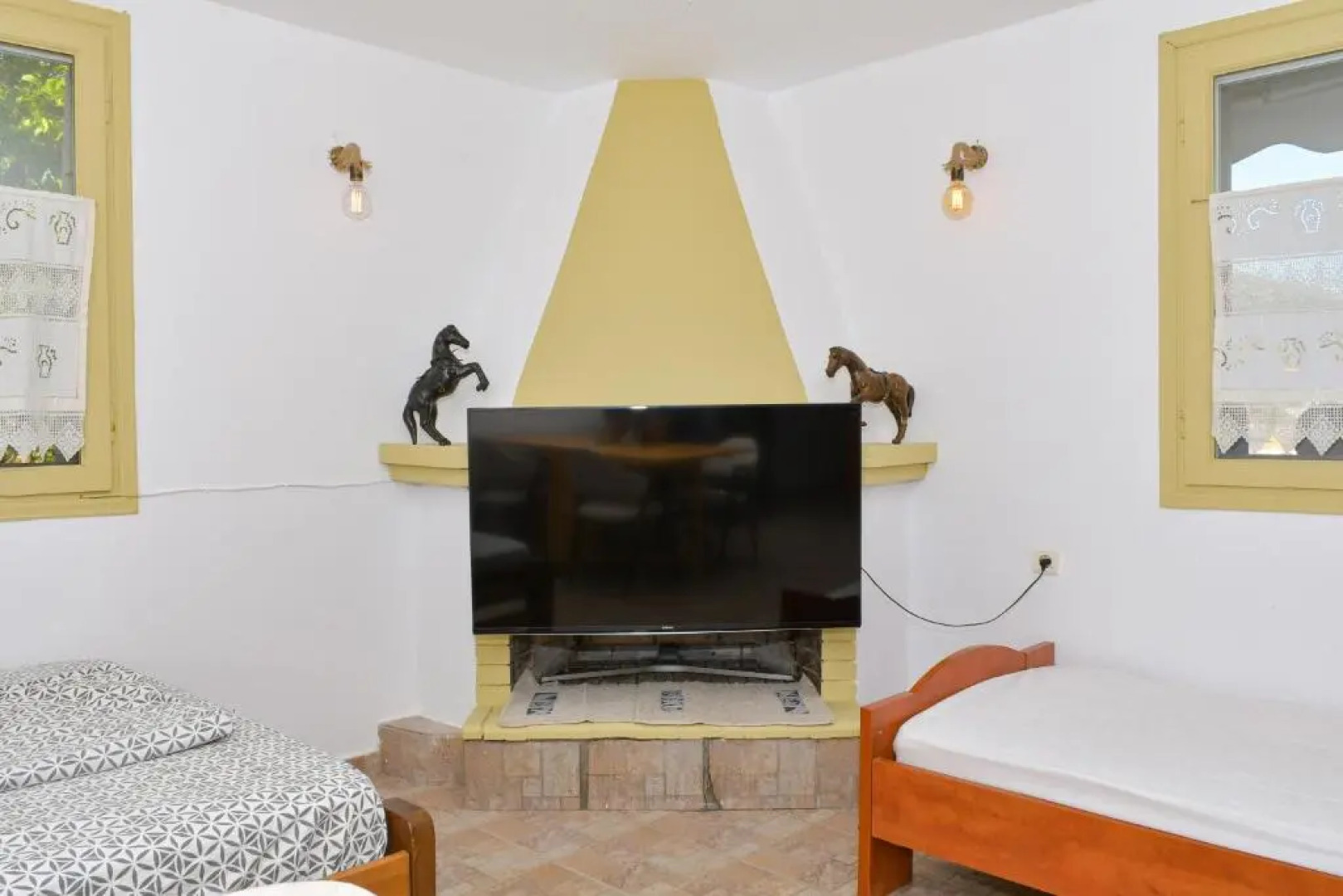 House in 10 acres of grass with horses