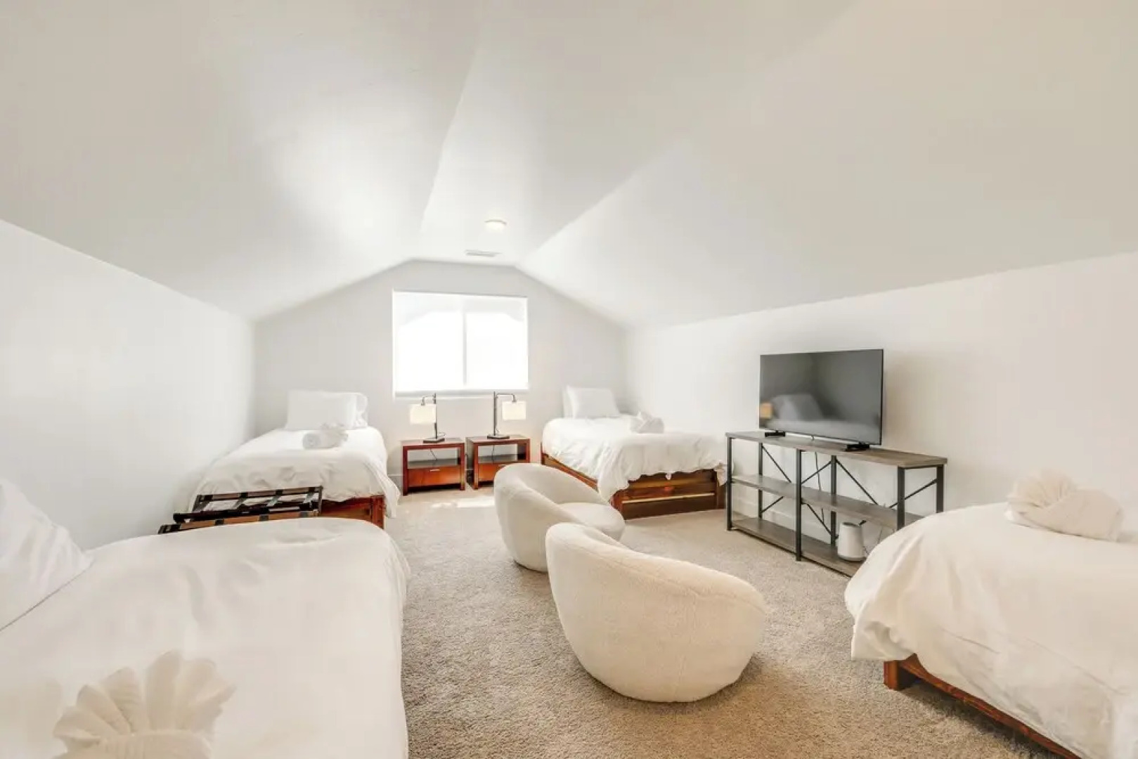 Spacious Bellemont Cabin w/ Jacuzzi + Mtn View!