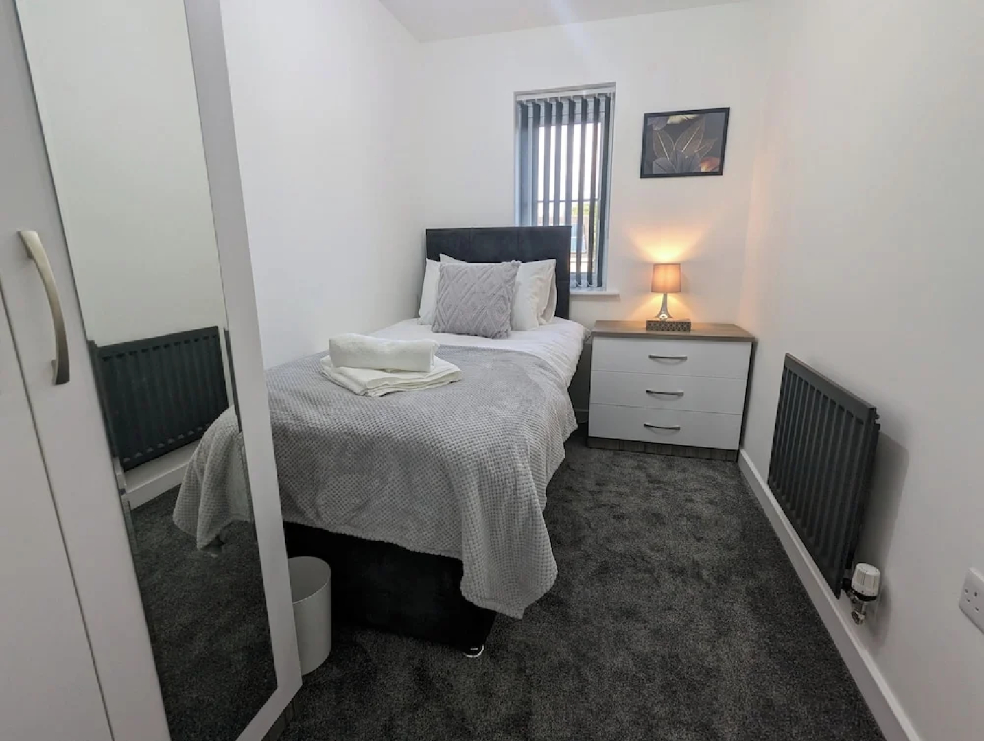 Burnley Entire House 4-bedrooms-sleeps 6-driveway