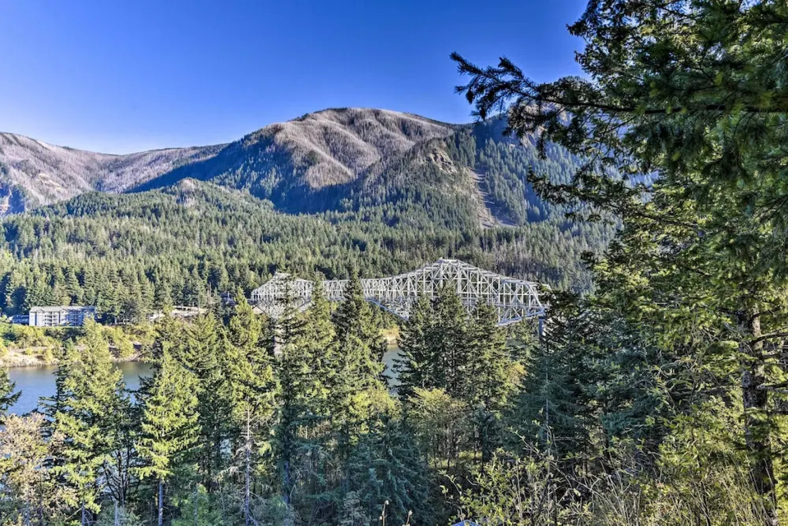 Stunning Stevenson Retreat w/ Mountain Views!