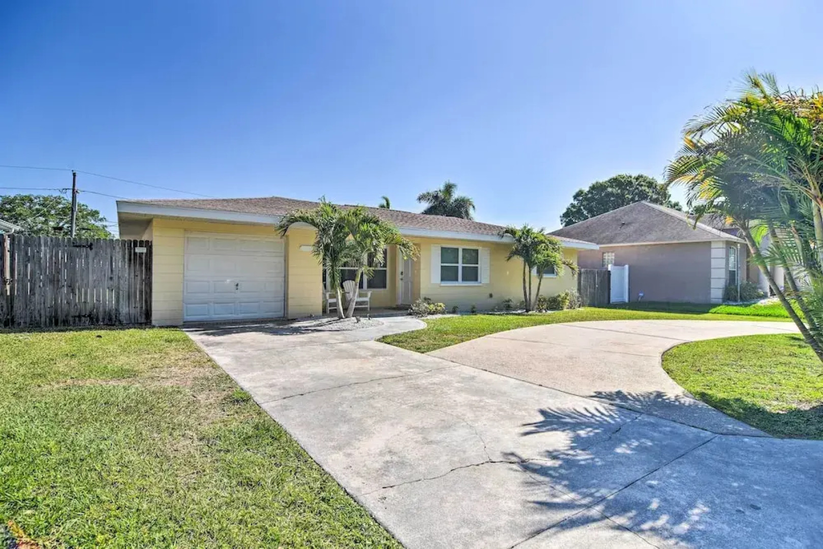 Sunny Seminole Home: Grill, Fire Pit & Fenced Yard