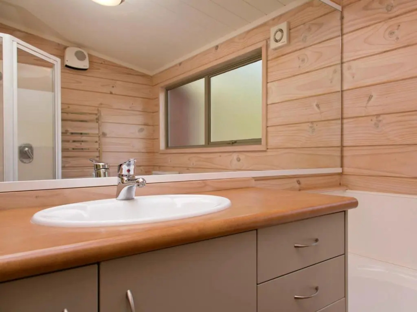 Riverstone House - Turangi Holiday Home