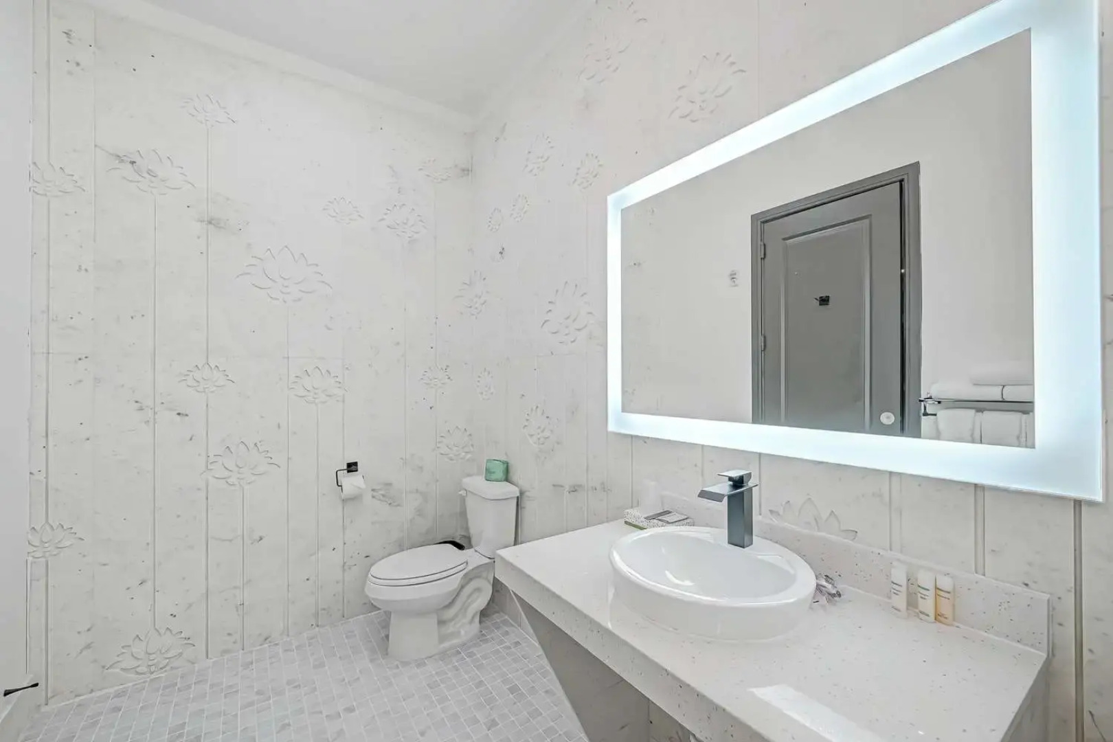 Comfeeni Inn and Suites