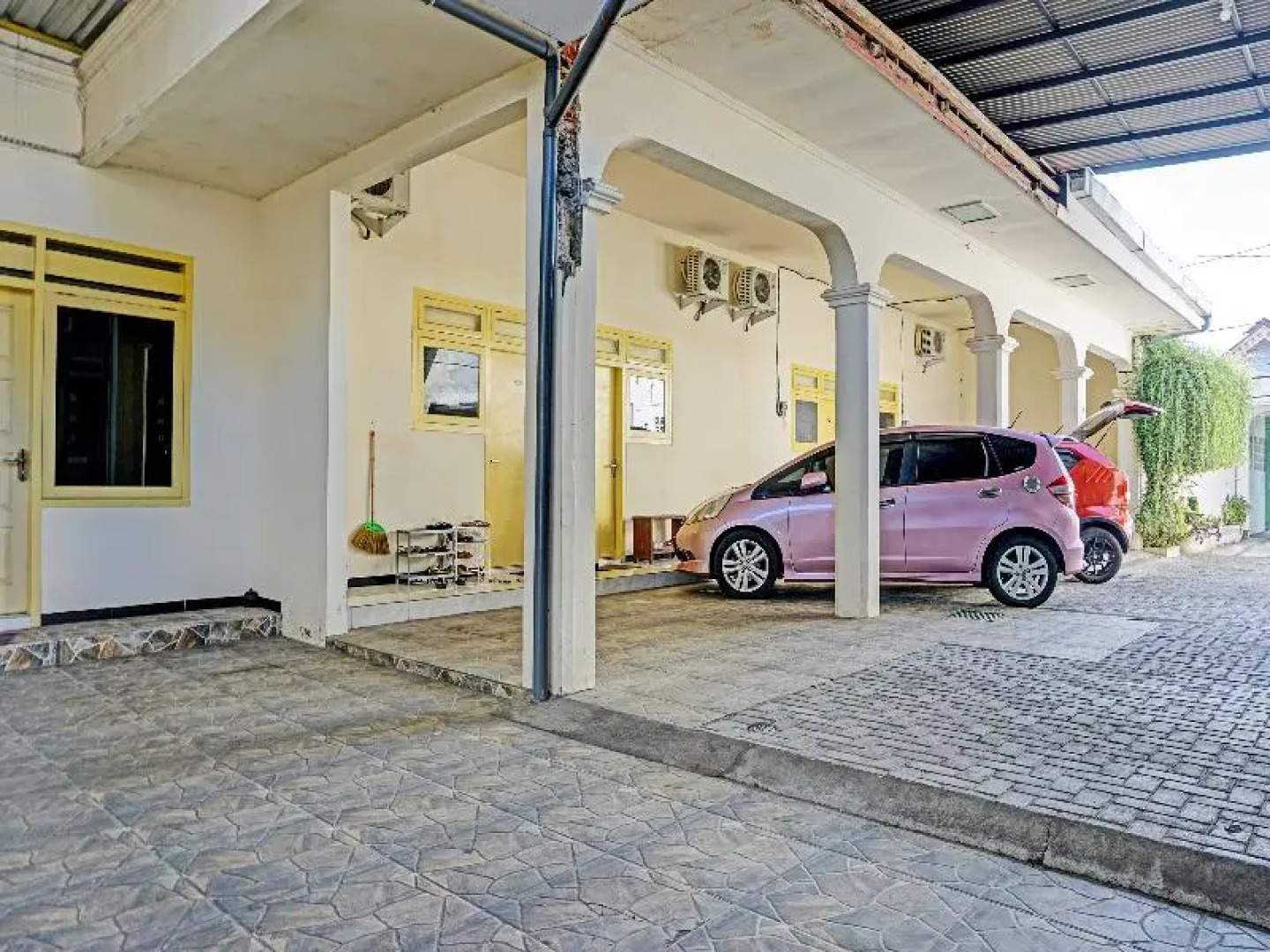 Oyo 91502 Kost Bu Lilies Syariah