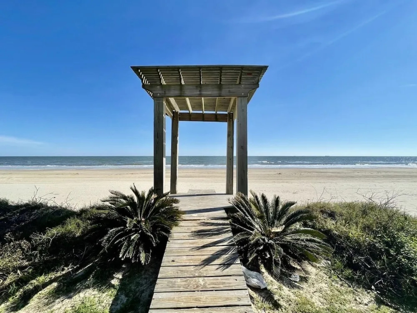 23 Yards To The Sea 6 Bedroom Home by Redawning