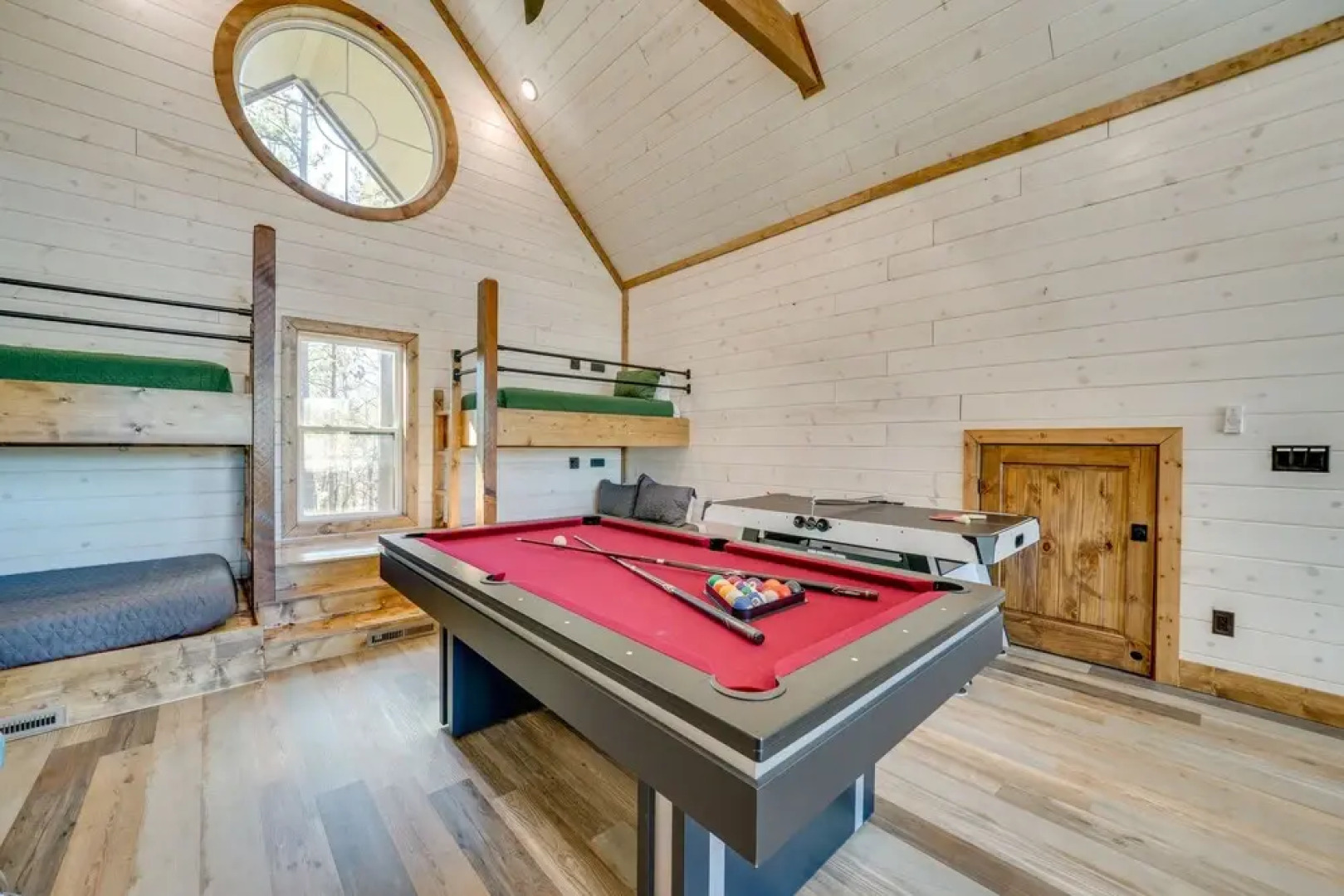 Broken Bow Cabin w/ Hot Tub, Pool Table & Fire Pit