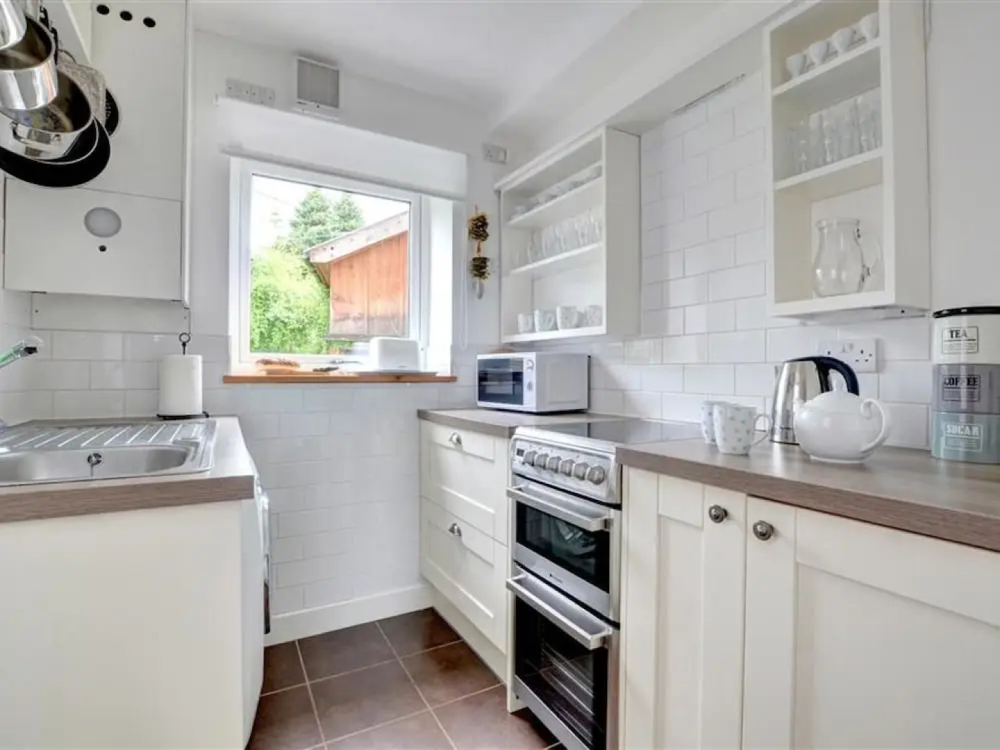 Spacious Holiday Home With Lovely Garden, Ideal Location in South Wales