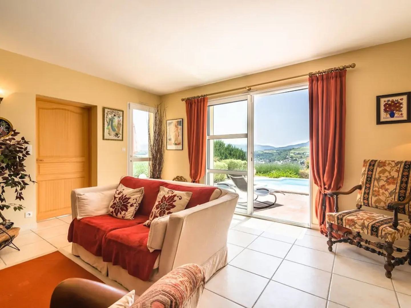 Spacious Villa With Private Swimming Pool and Fully Enclosed Garden