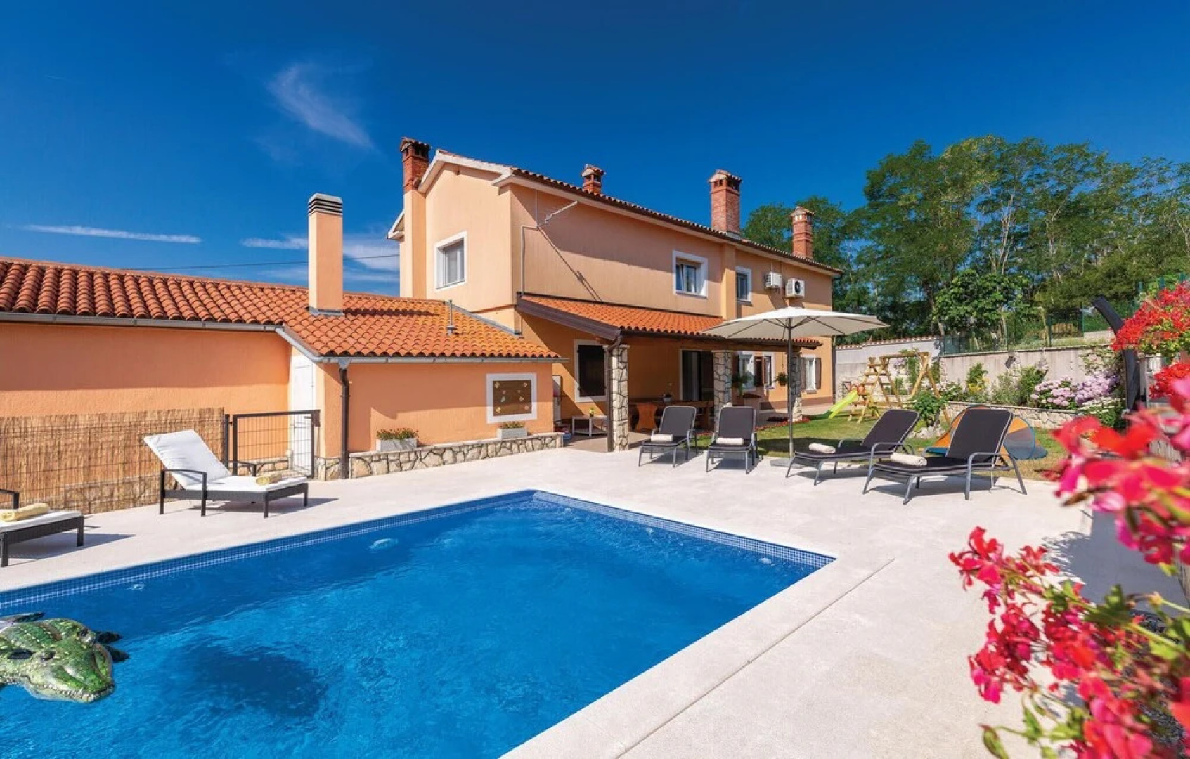 Amazing Home in Sumber With Wifi and 4 Bedrooms