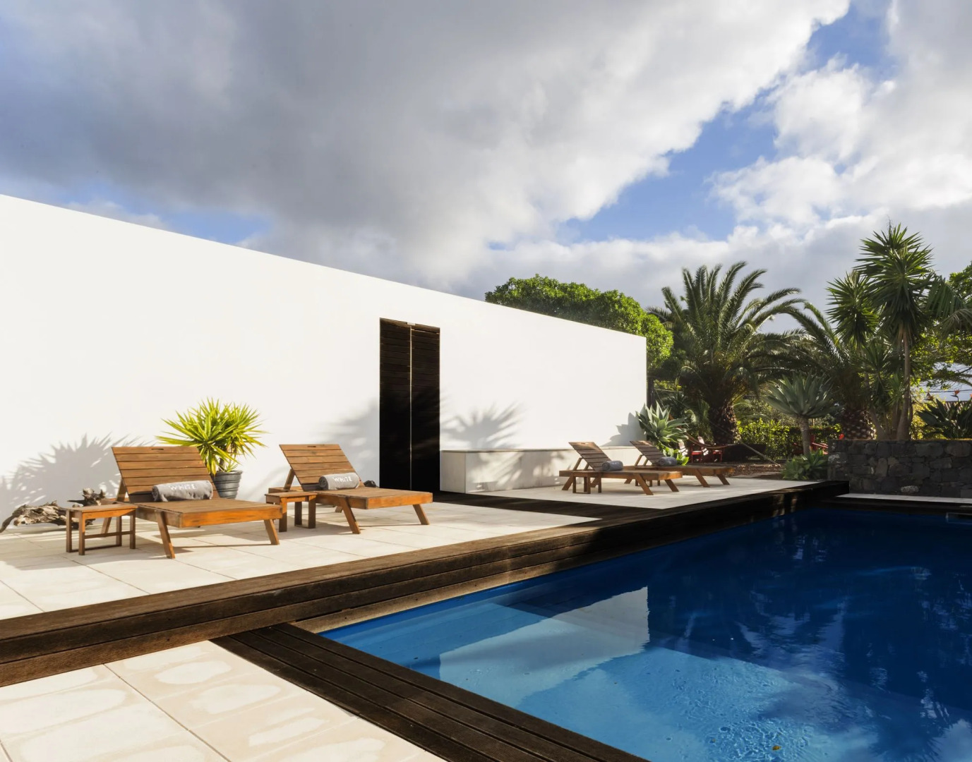 White Exclusive Suite & Villas