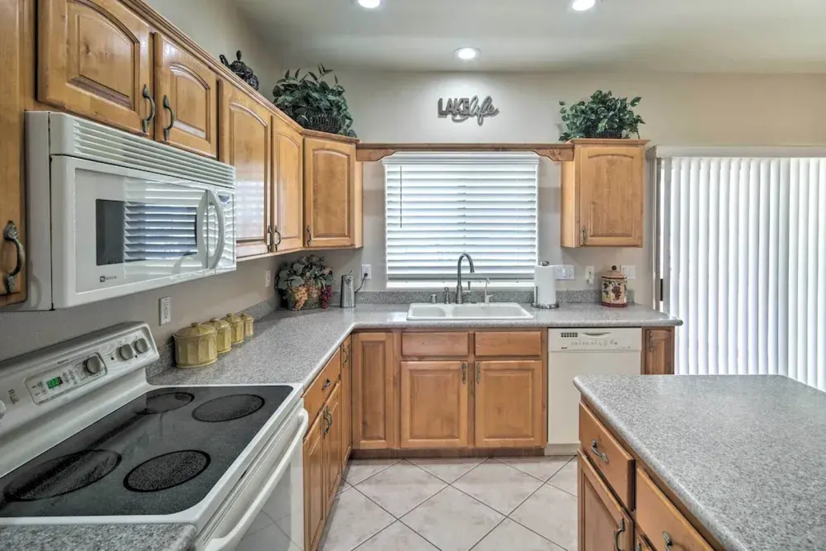 Pool & Yard: Pet-friendly Lake Havasu Home