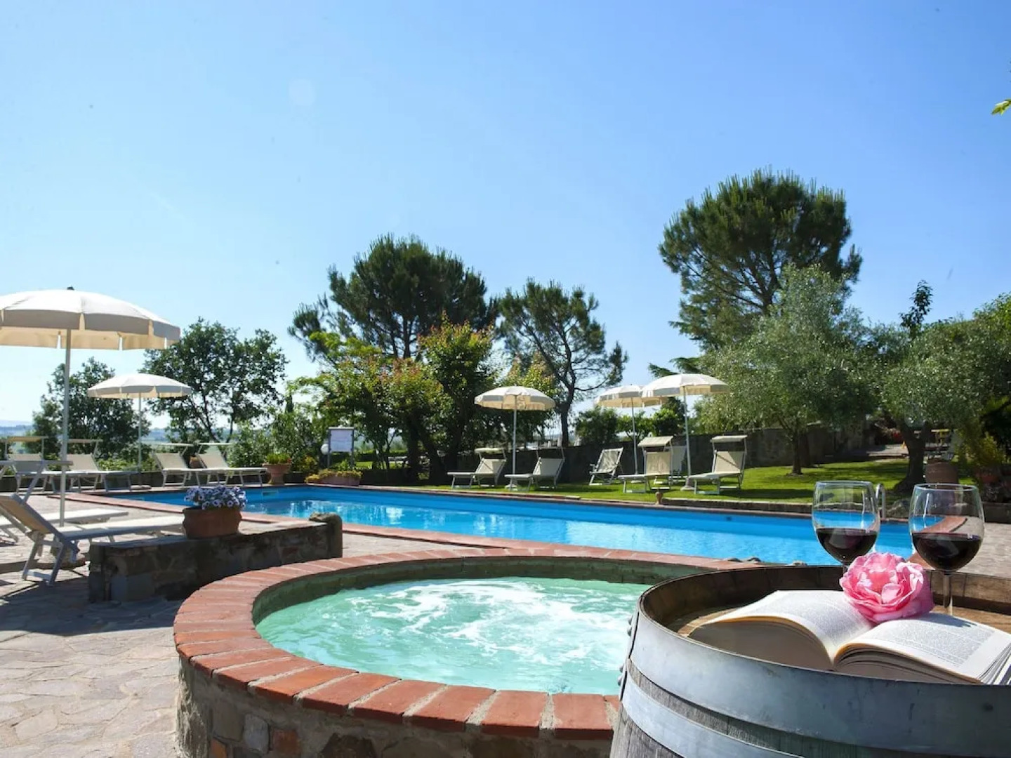 Cozy Holiday Home in Castiglion Fiorentino with Jacuzzi