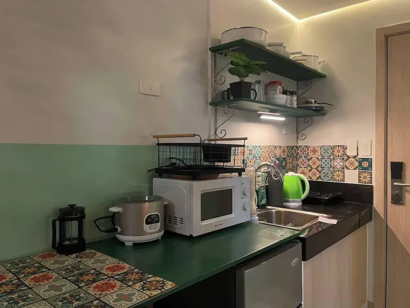 Poolside Apartment - Sleeps 4, Ac & Hot Shower