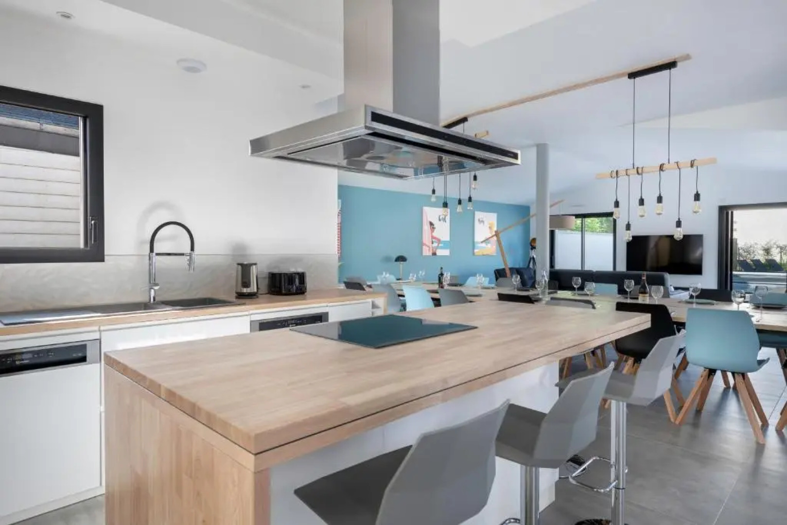 Maison moderne avec piscine et jacuzzi pour 15 personnes !