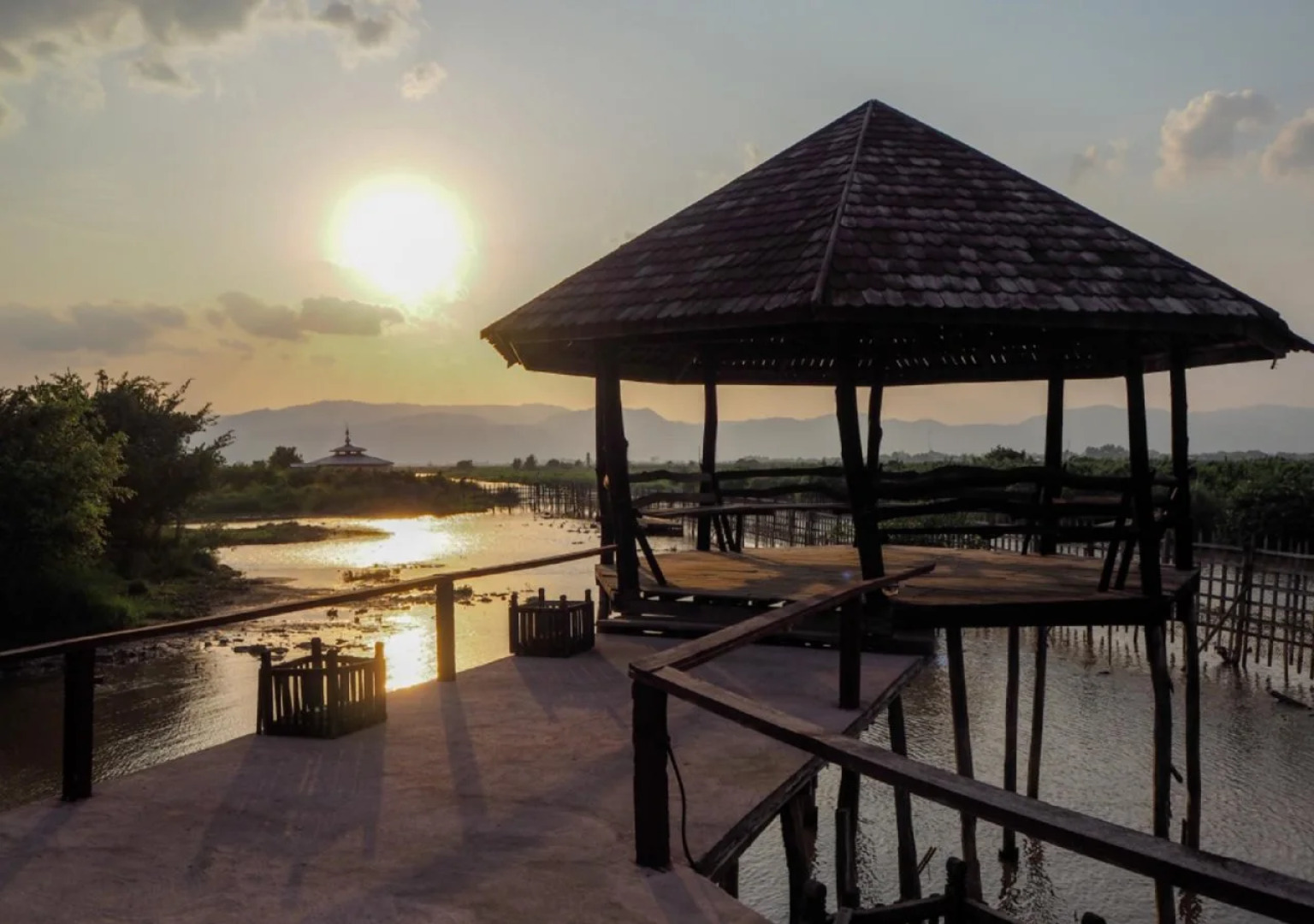 Shwe Inn Tha Floating Resort Hotel