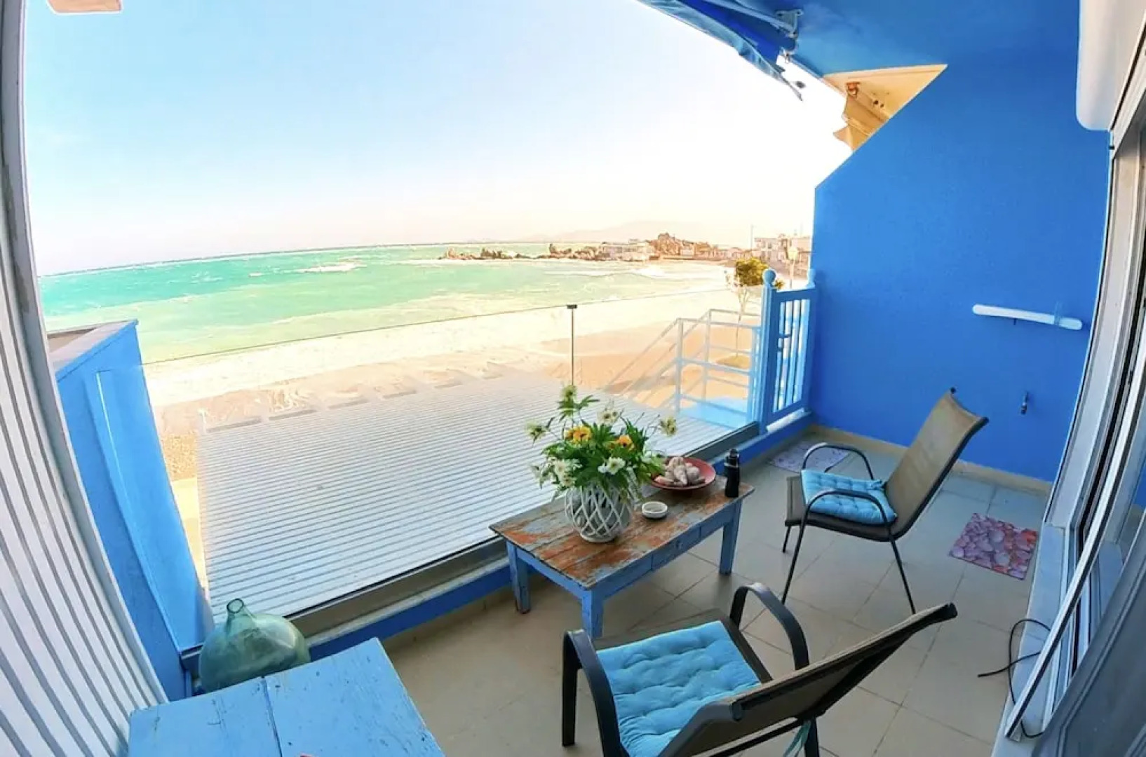 Deluxe Beach Apartment- Sleeps 2 & Private Terrace