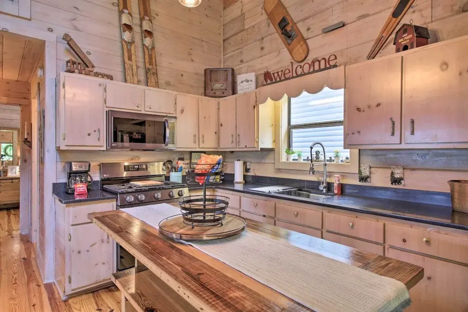 Treetop Hideout w/ Long-range Mountain Views!