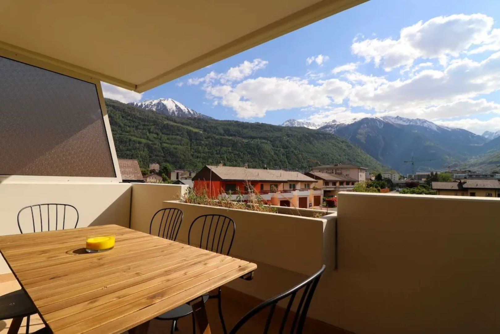 Nice and Recent Apartment Ideally Located in Martigny, Self Check-in