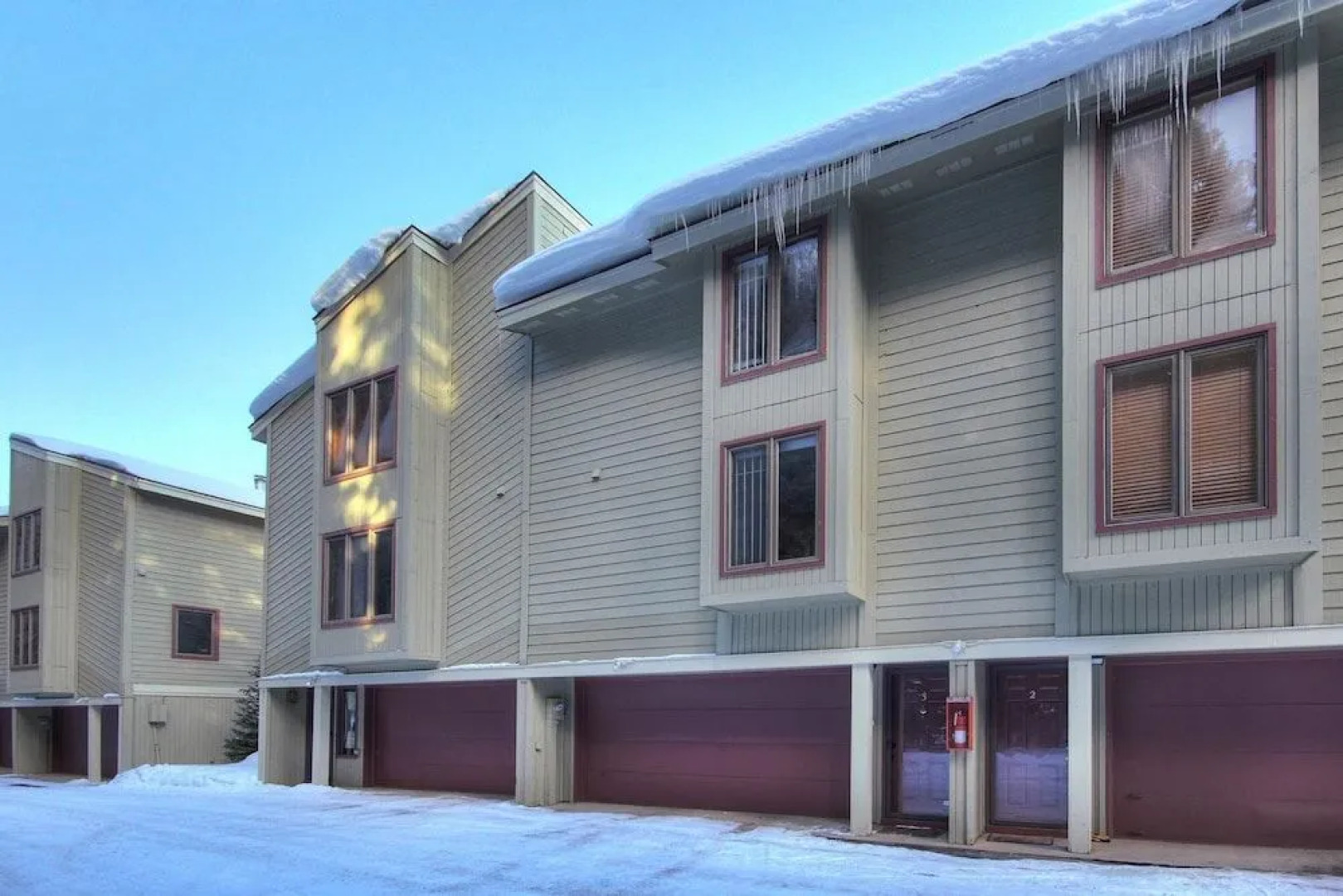 Trappeur 3 2 Br condo by RedAwning