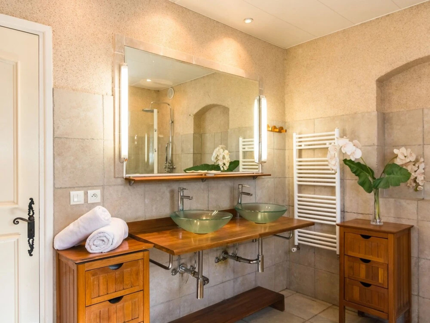 Spacious Villa in La Gaude With Swimming Pool