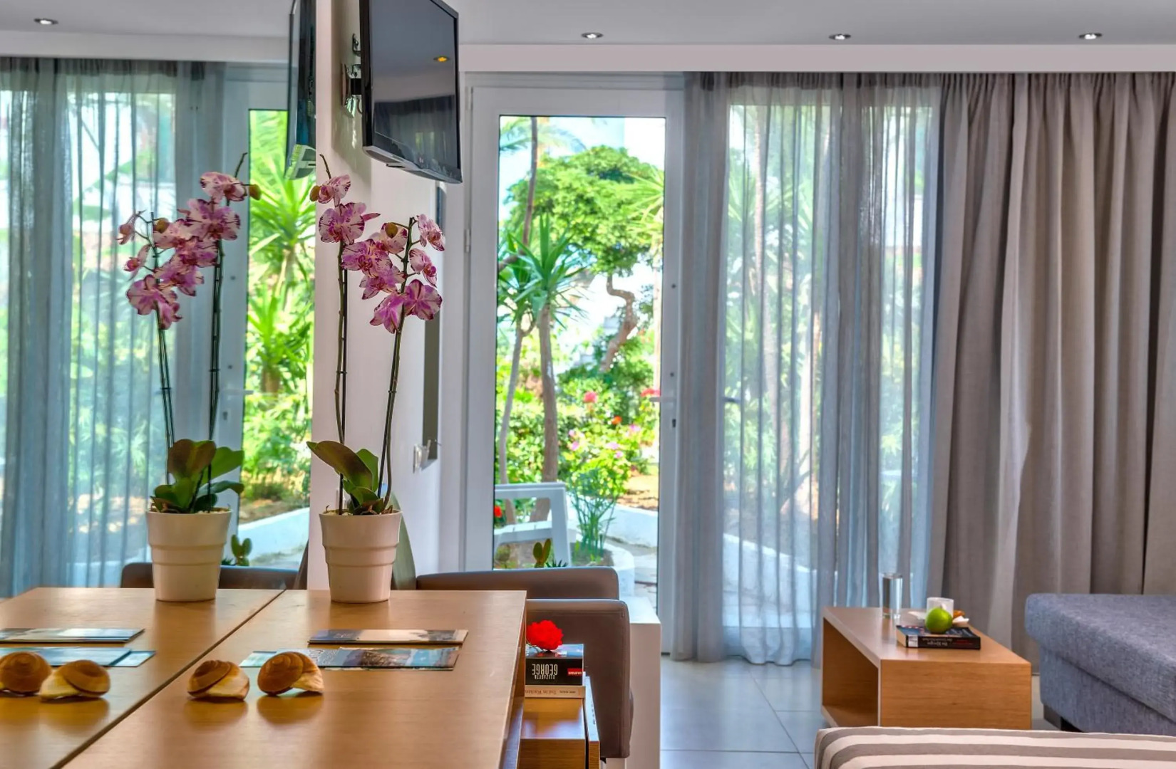 Happy Days Beach Hotel & Bungalows