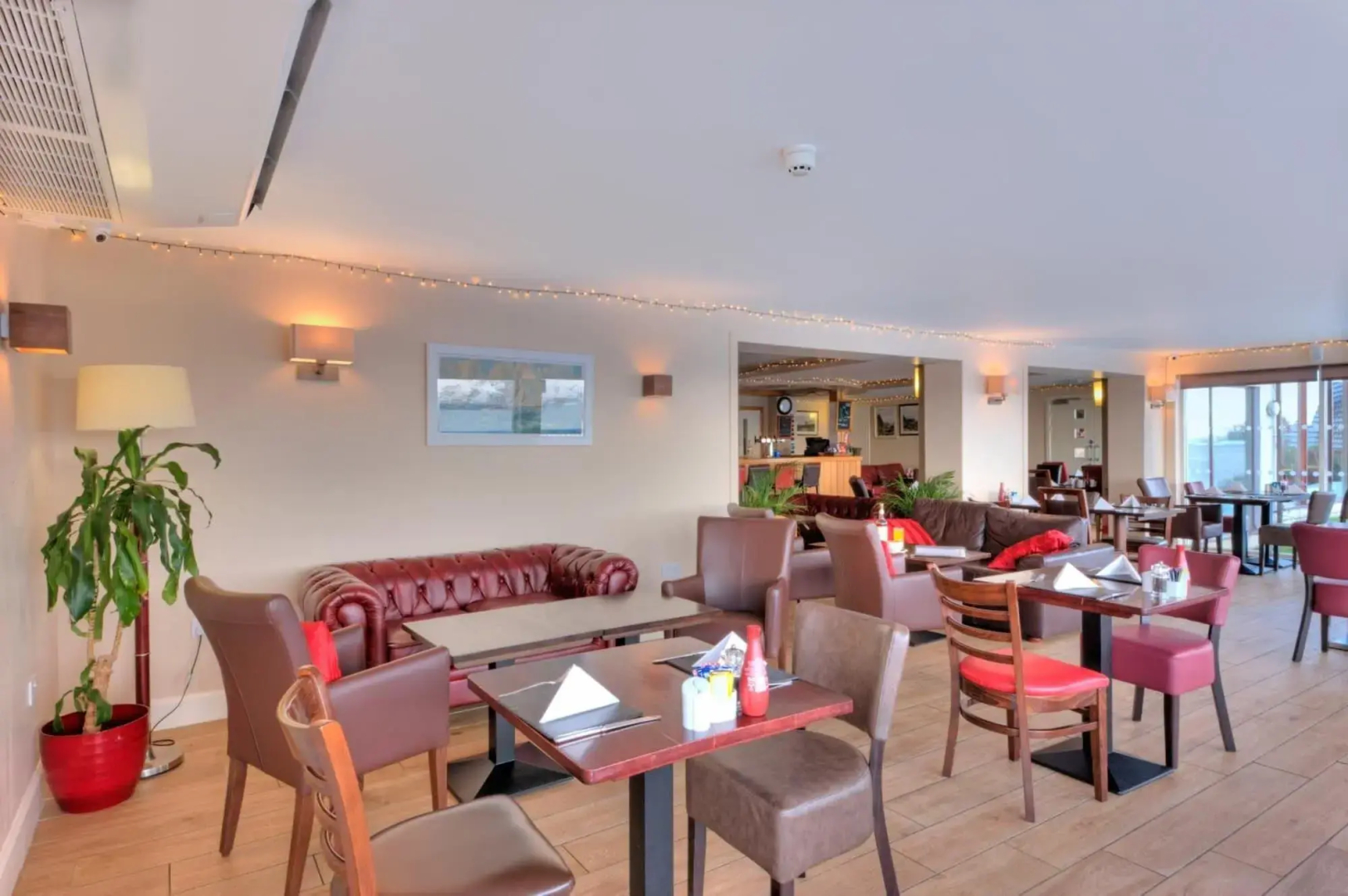 Holly Tree Hotel, Swimming Pool & Hot Tub