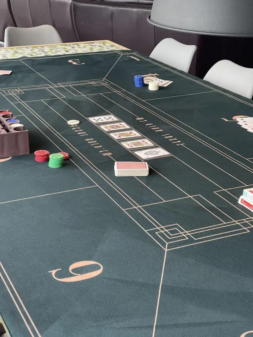 5 Bed House-sleeps 14-hot Tub-bar-garden-parking