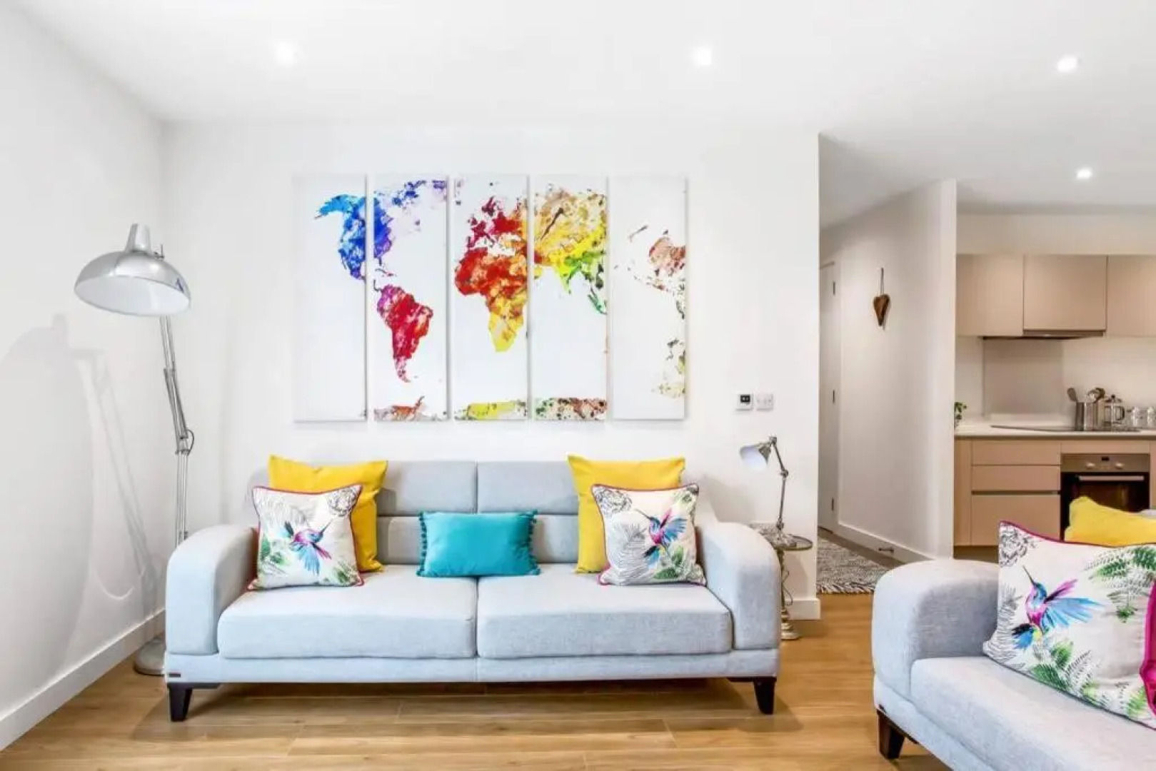 Stunning 2 Bed/2 Bath In Town Centre & Parking!