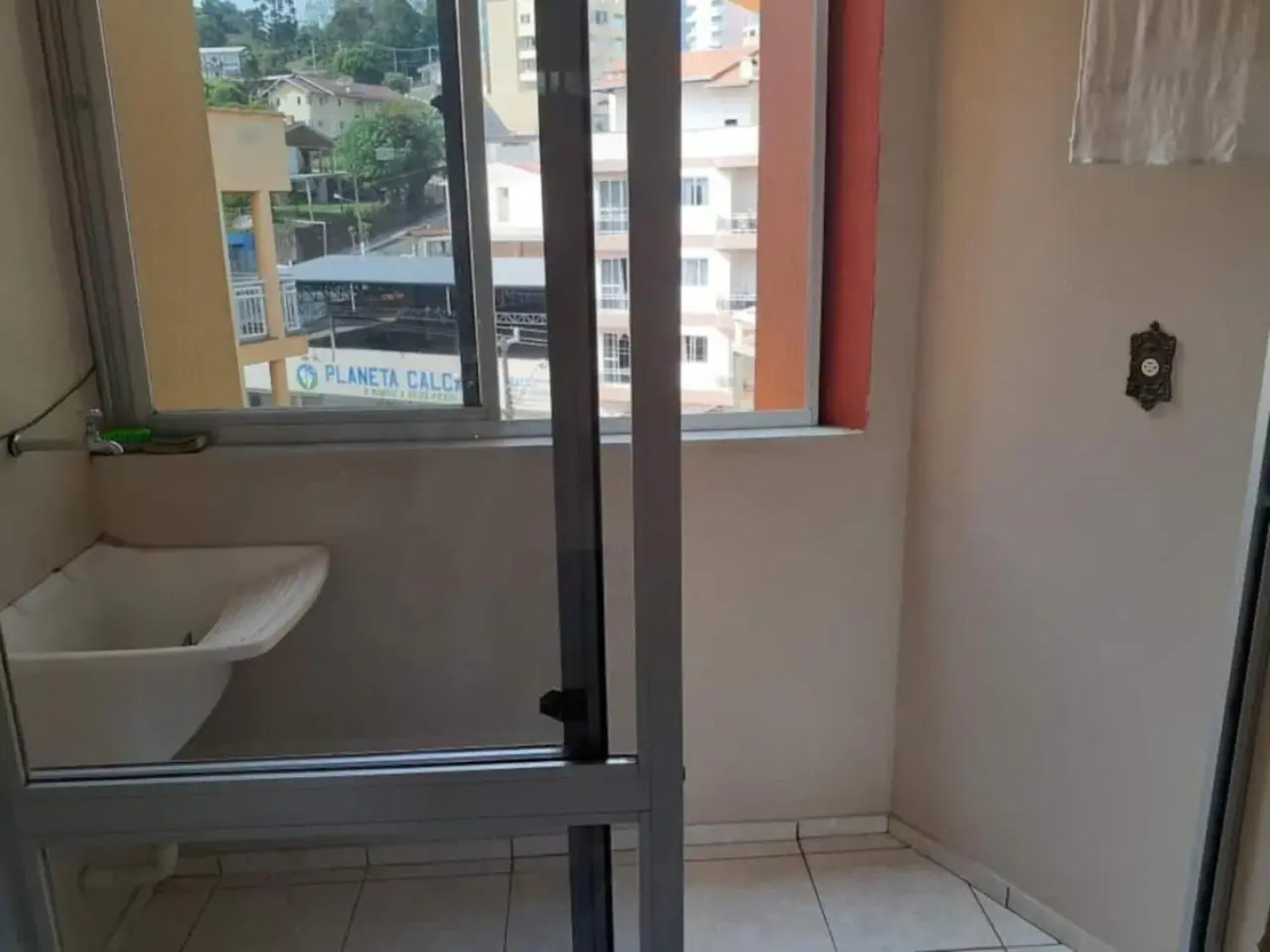 Apto na avenida de PIRATUBA, próximo ao balneário