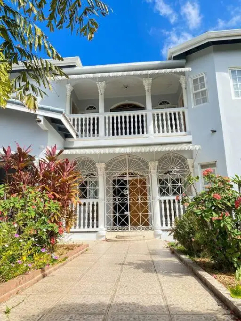 Runaway Bay 5 Bedroom Villa W/ a Large Pool. Gorgeous