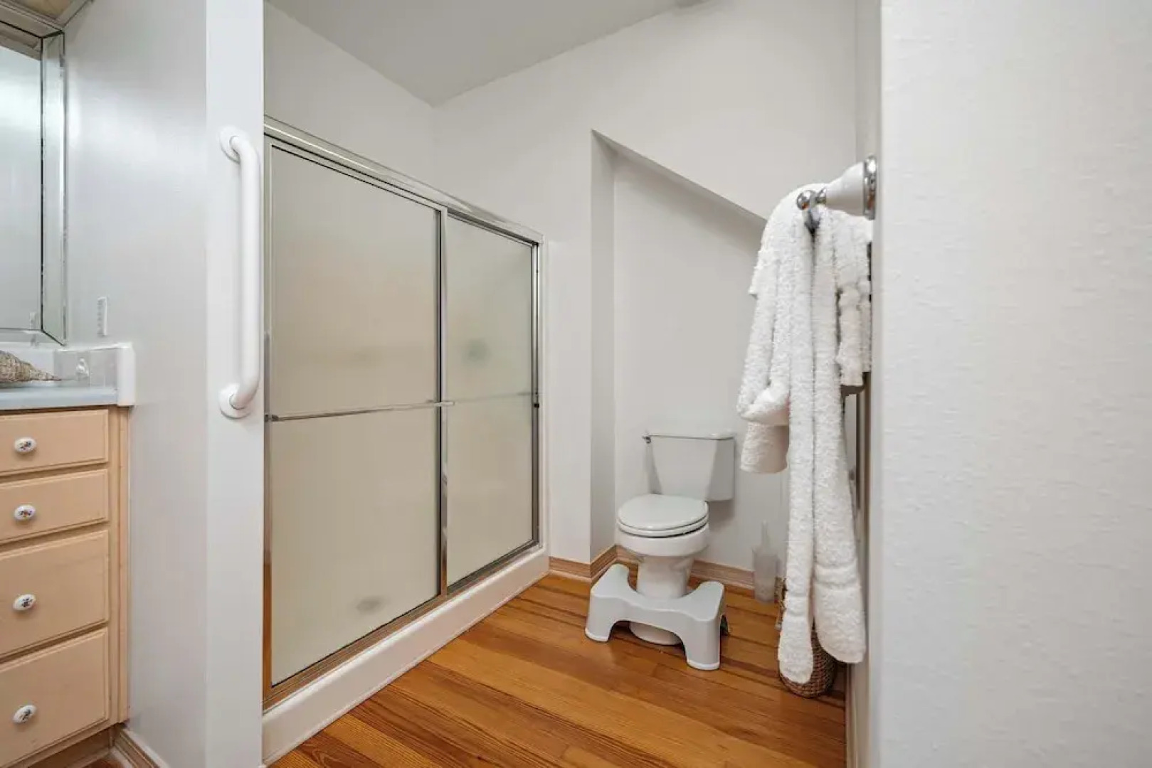 Secluded Waterfront Retreat for 23 Dock, Pets OK