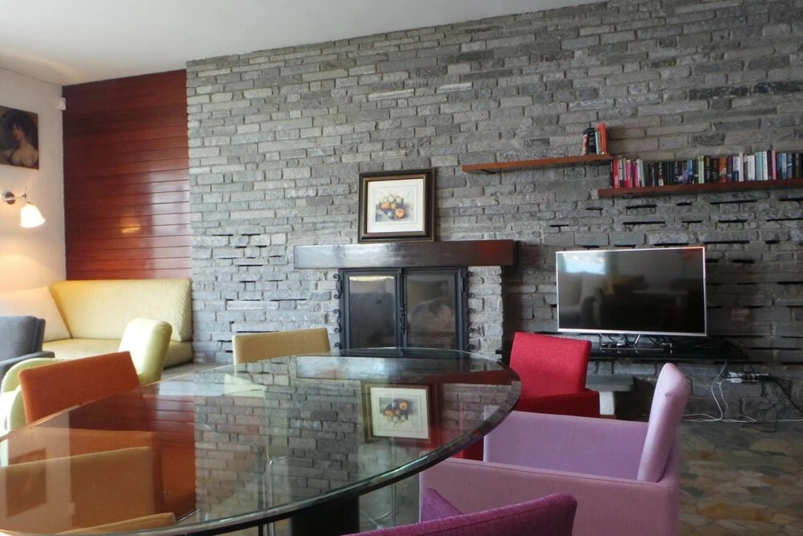 Contemporary Lakeside Villa Enjoying Direct Lake Access, Wifi, BBQ, Near Restaurant and Shop