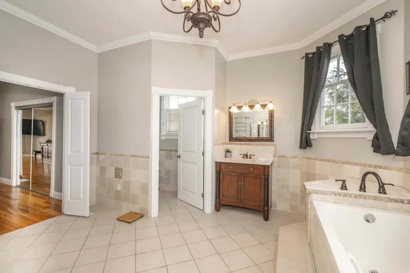 The Bishops Manor Stay for 10!