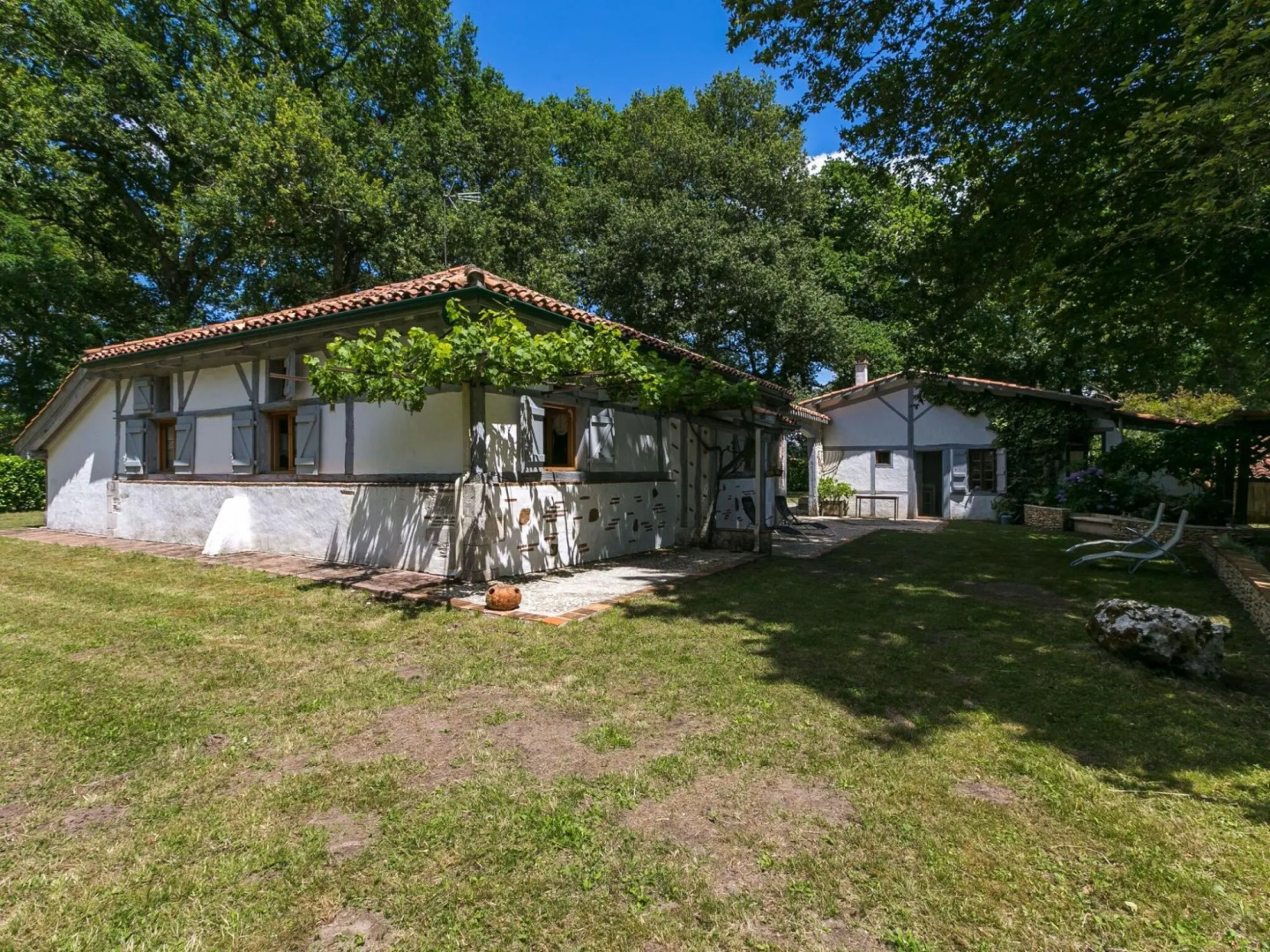 Holiday Home in Laluque with Terrace, Garden And Barbecue