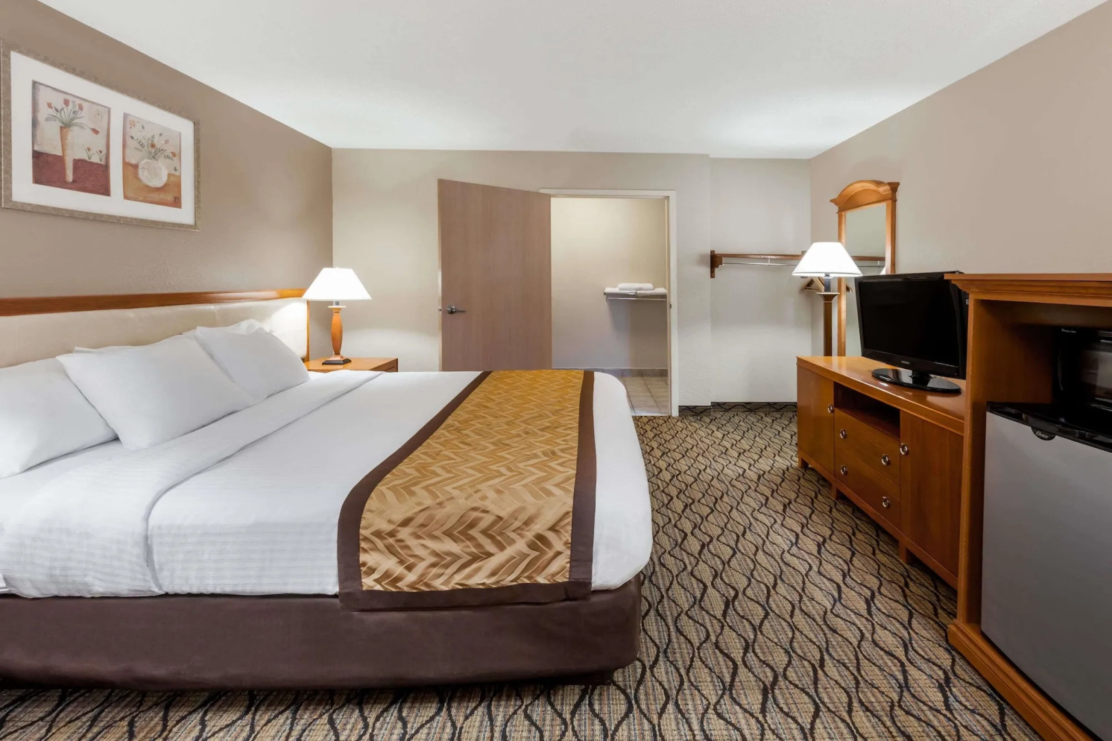 HomeTowne Studios by Red Roof Auburn Hills