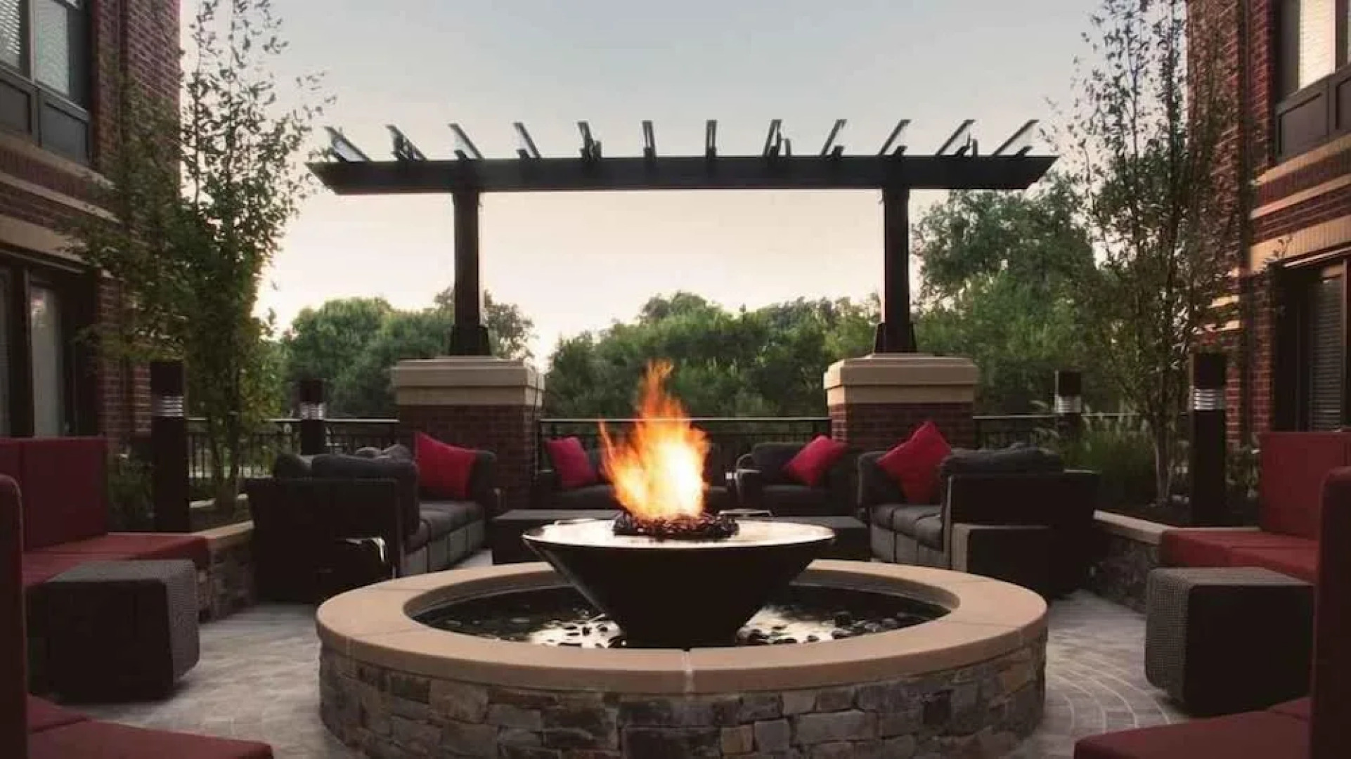 1919 Clarendon by Executive Apartments