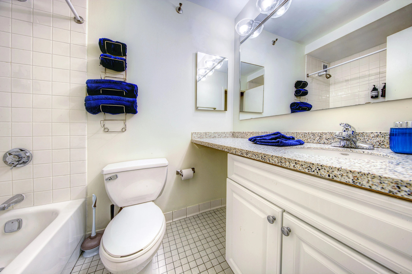 Beautiful, fully equipped, luxury condo!